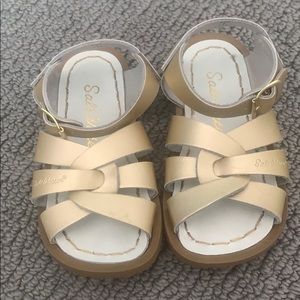 Toddler girl Saltwater sandals in gold.Size 6.